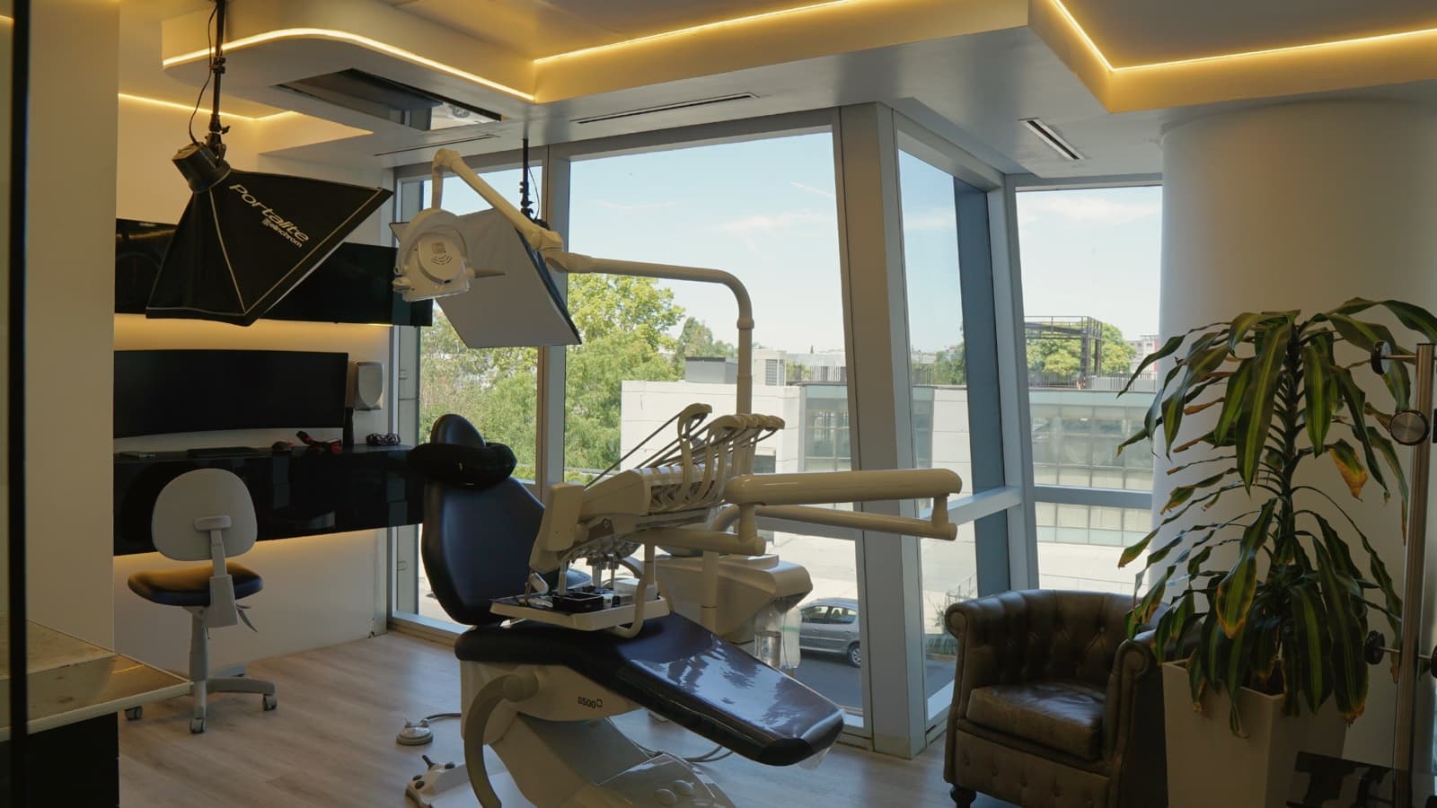 Recepción AM Estética Dental — Camila O'Gorman 412, Oficina 101