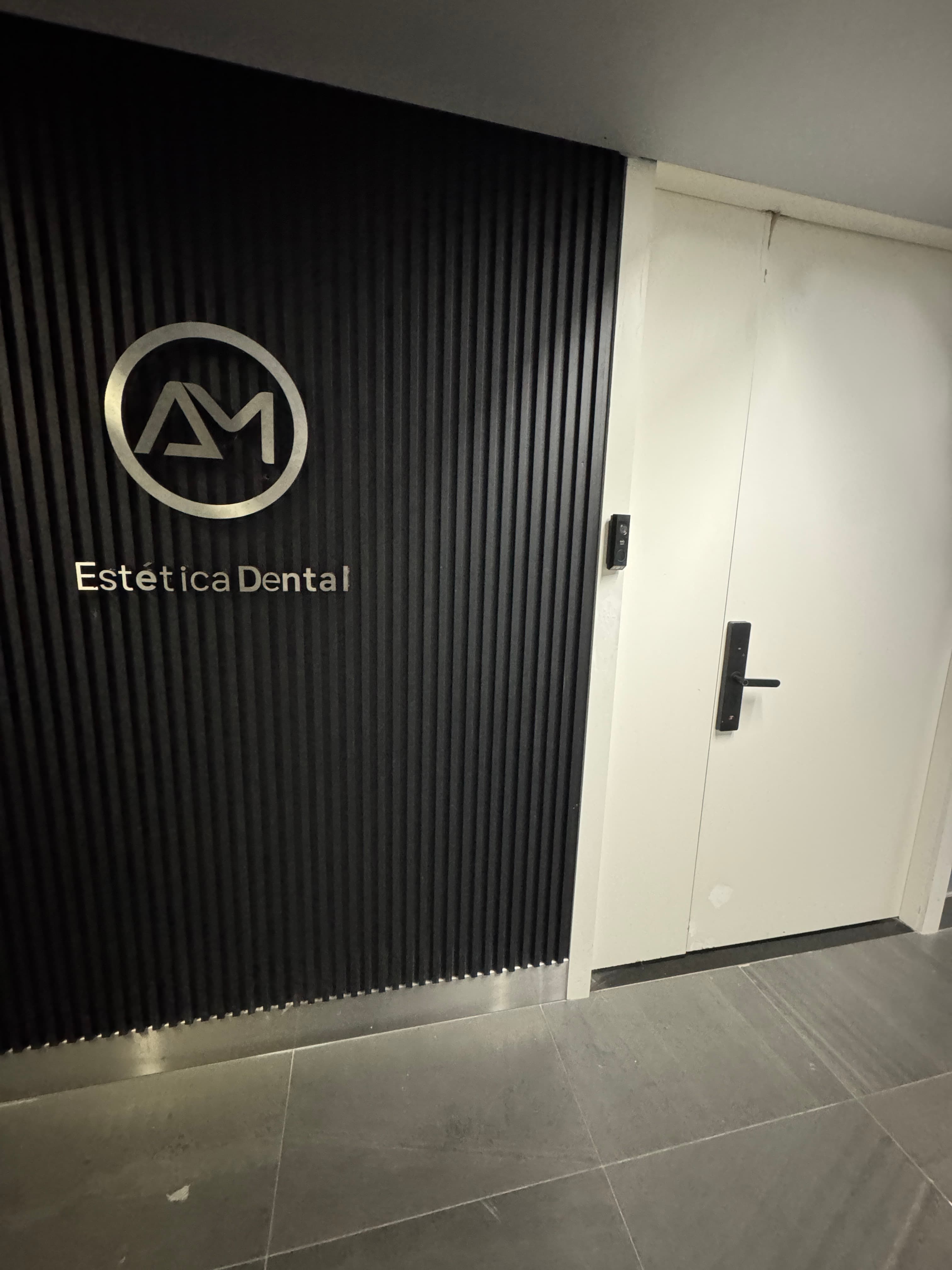 Detalle de la entrada de la clínica odontológica premium de la oficina 101 en Puerto Madero