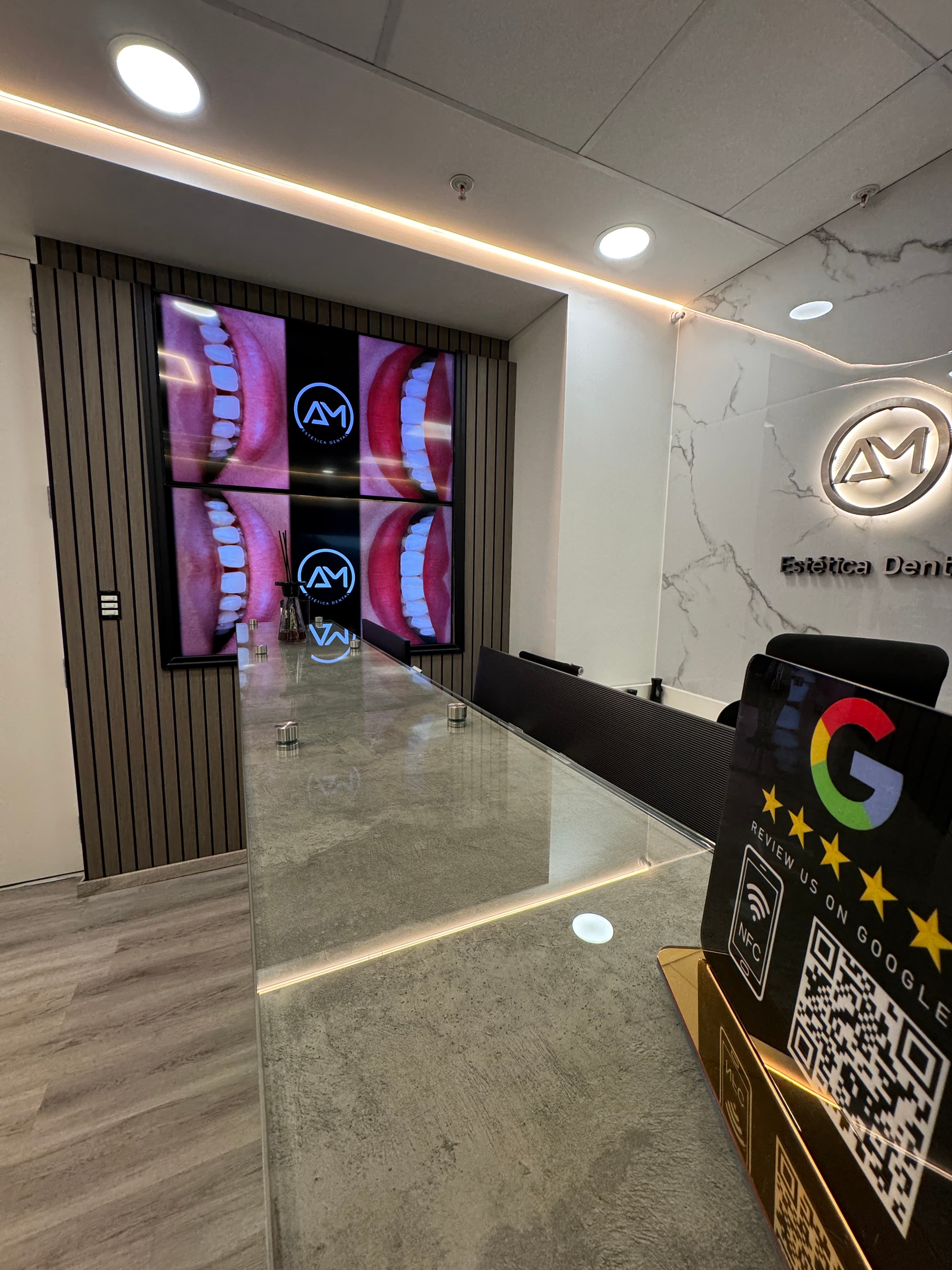 Mobiliario premium y detalles de diseño en la recepción de la clínica en Puerto Madero