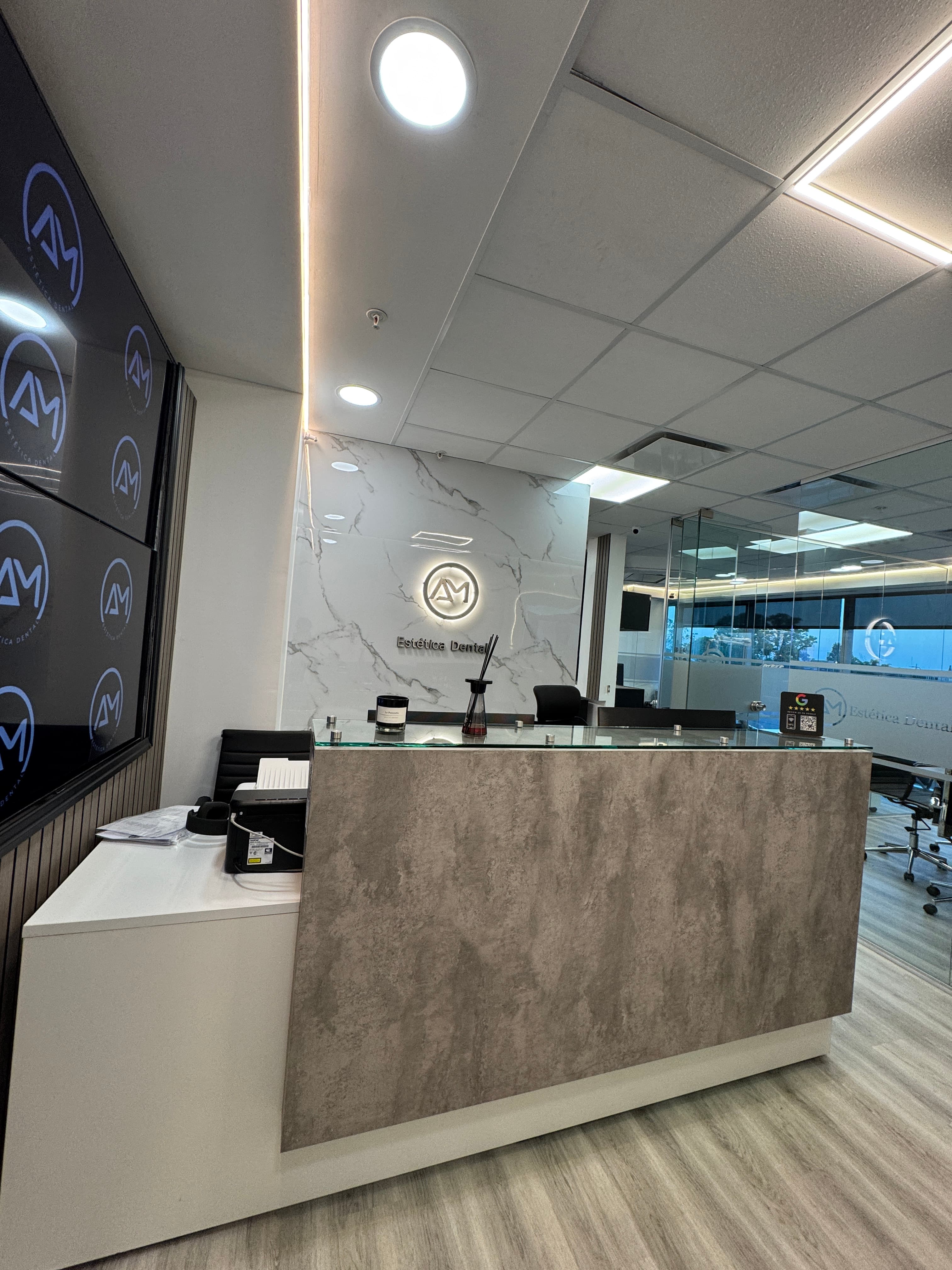 Área de recepción elegante de la clínica de estética dental oficina 101 en Puerto Madero