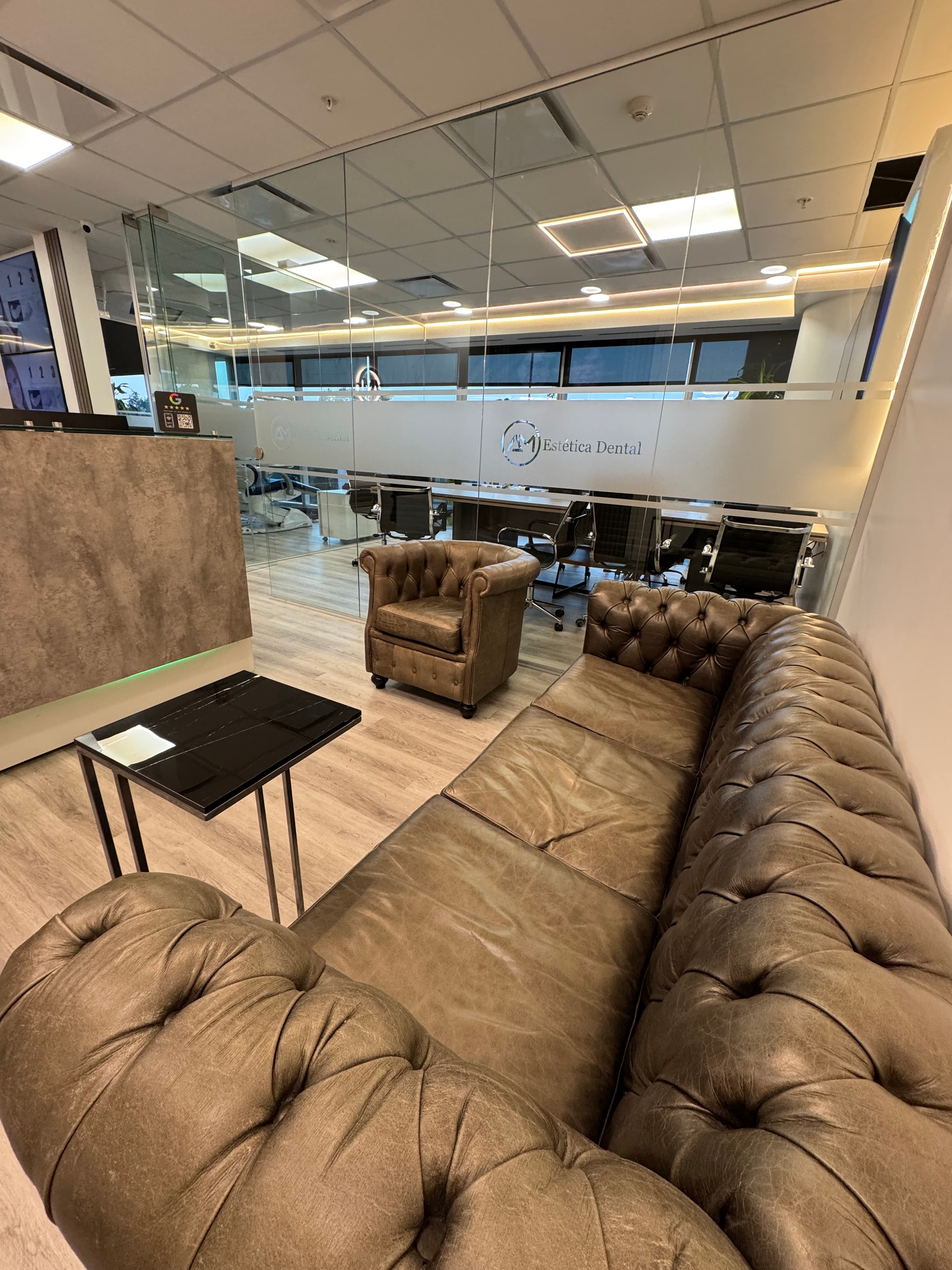 Vista general de la sala de espera boutique y recepción premium de AM Estética Dental