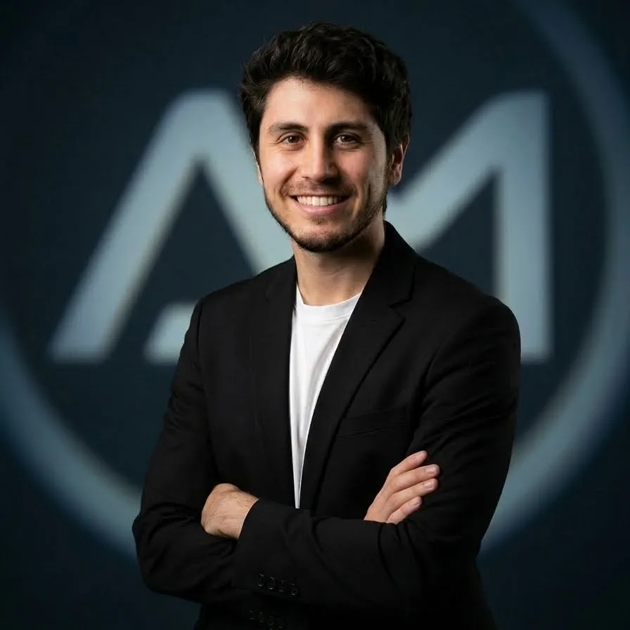 Dr. Ariel Merino con traje azul en AM Estética Dental Puerto Madero