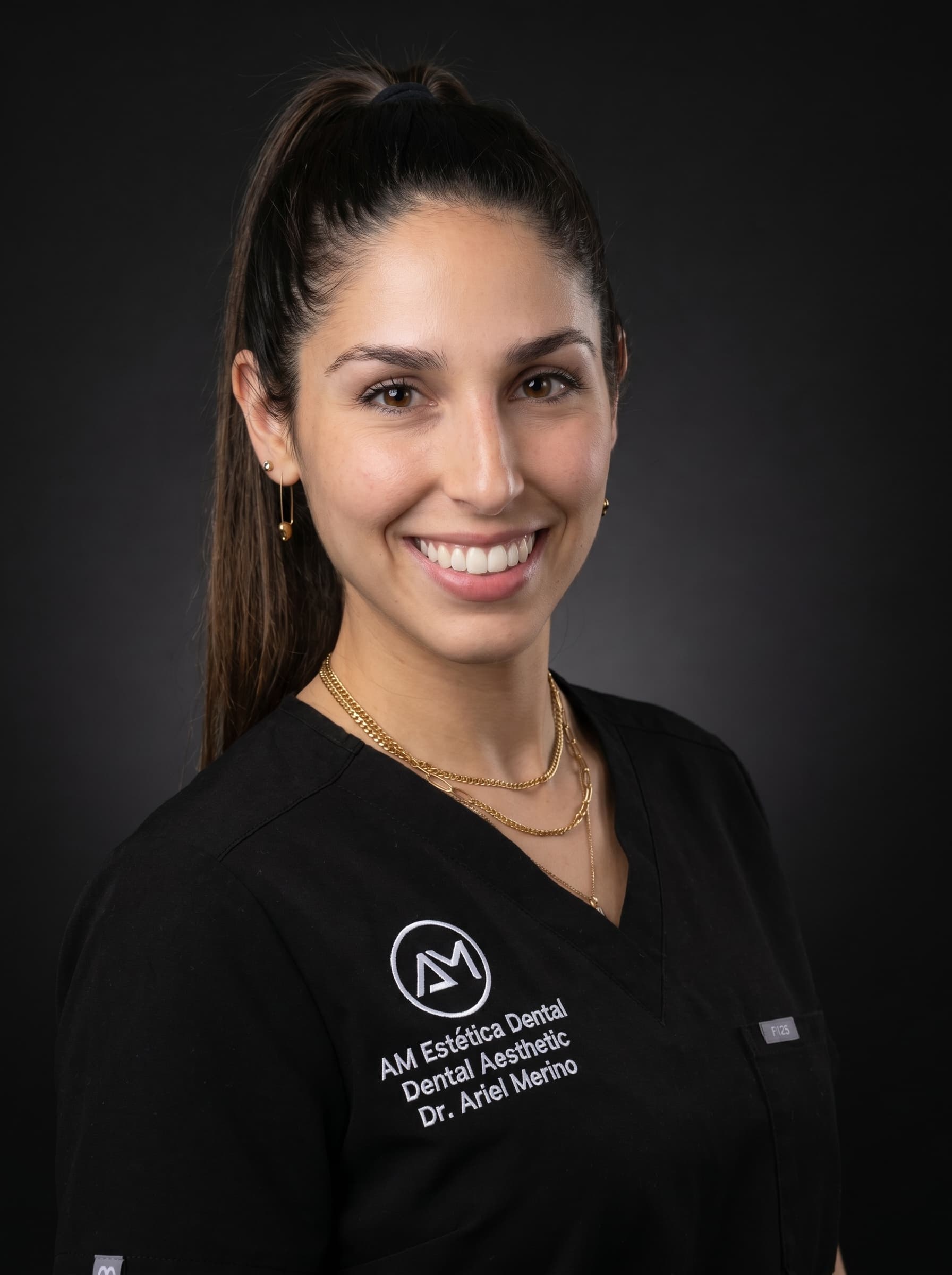 Dra. Luz Ferron, odontologa de ortodoncia y alineadores invisibles en AM Estetica Dental Puerto Madero