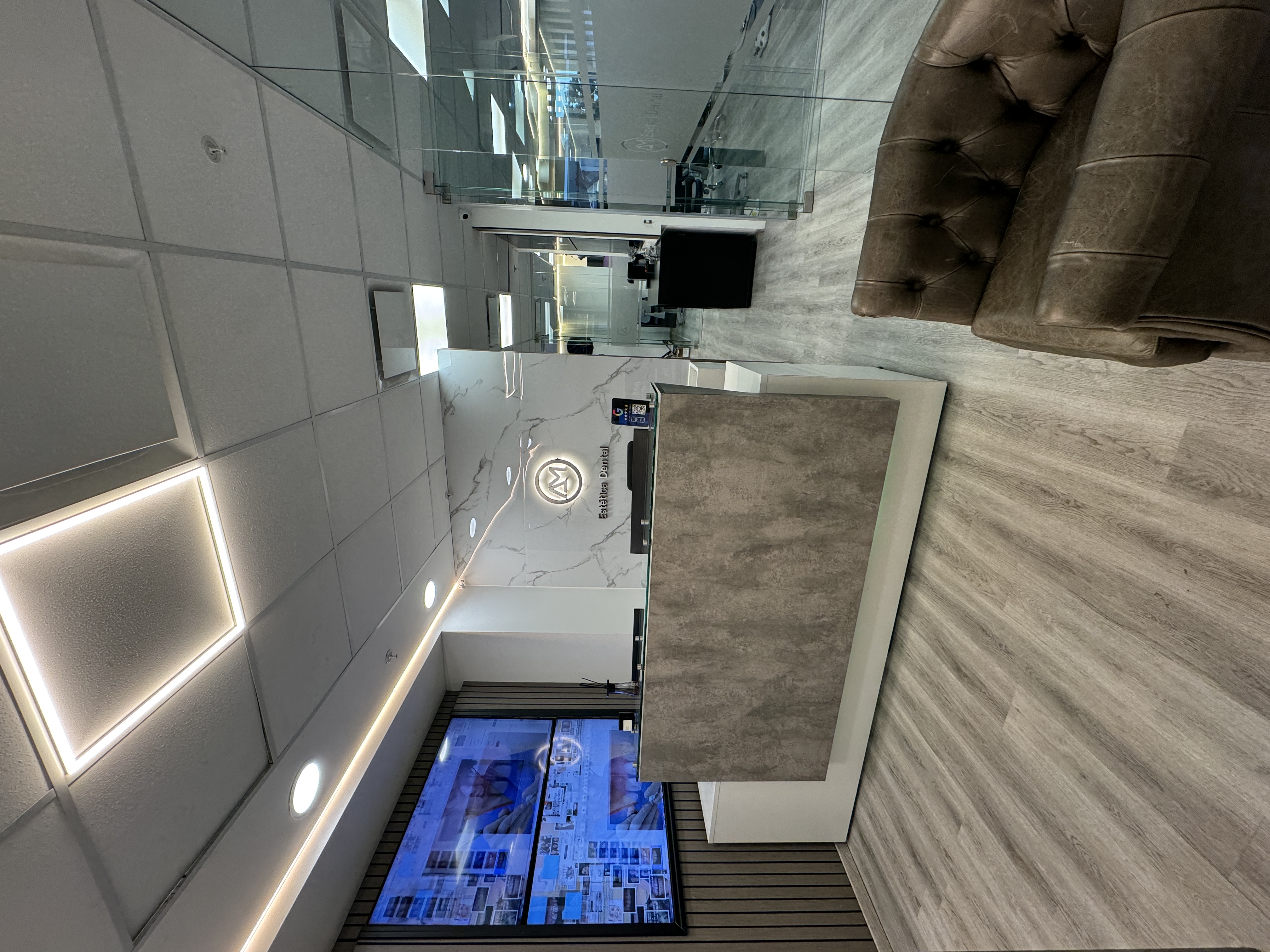 Decoración en tonos crema y oro de la recepción de AM Estética Dental