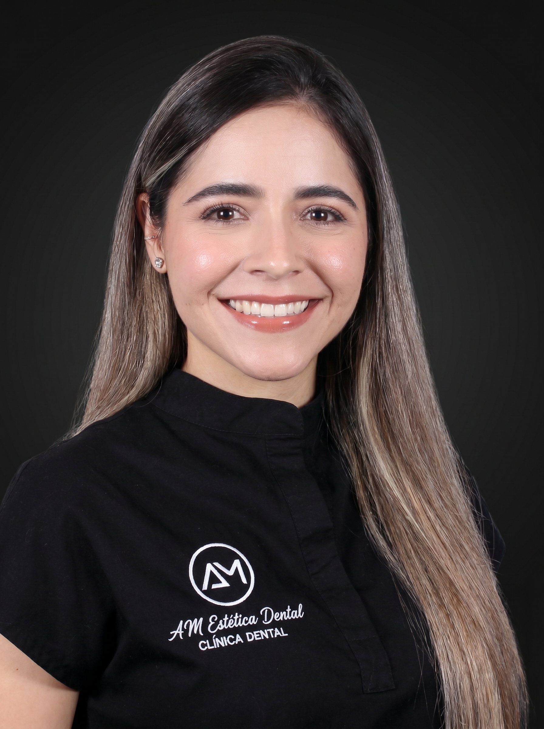 Dra. Emily Lugo, odontologa de estetica dental de AM Estetica Dental en Puerto Madero